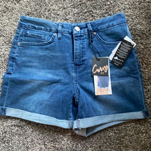 Royalty Womens Jean Shorts Curvy Fit Sz 